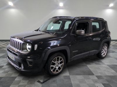 La jeep noire est garée dans une grande pièce au sol carrelé en damier.