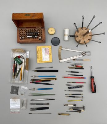 de nombreux outils de toutes sortes disposés sur la table