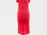 une robe rouge posée sur un mannequin, sur fond blanc