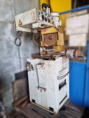 a machine that is sitting on a table in a room