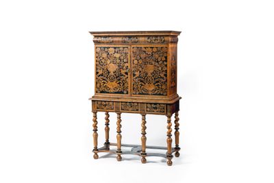 une photo d'un meuble en bois orné de sculptures