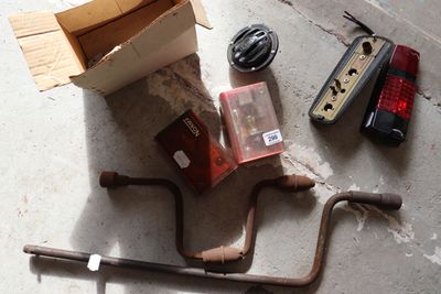 une boîte à outils posée par terre à côté d'une paire de clés
