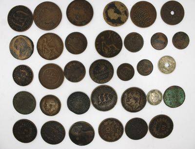 plusieurs types de pièces de monnaie sont disposés sur une surface blanche
