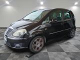 la photo d'une petite voiture noire garée dans un garage
