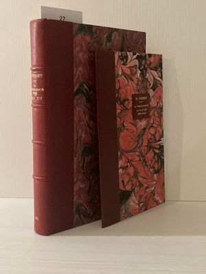 deux livres posés sur une étagère blanche