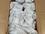 une boîte en carton remplie de sacs en tissu blanc