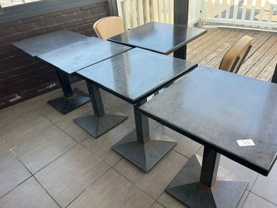 trois tables et deux chaises sur la terrasse