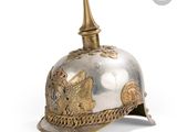 une image représentant un casque argenté et doré sur fond blanc