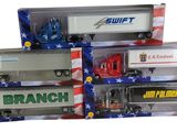 Trois camions miniatures sont présentés dans une vitrine avec un drapeau en arrière-plan.