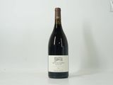 une bouteille de vin posée sur une table
