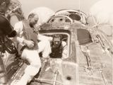 une vieille photo en noir et blanc d'un homme assis dans une station spatiale