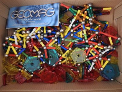 une boîte en carton remplie d'un assortiment de crayons de couleur et de crayons de cire