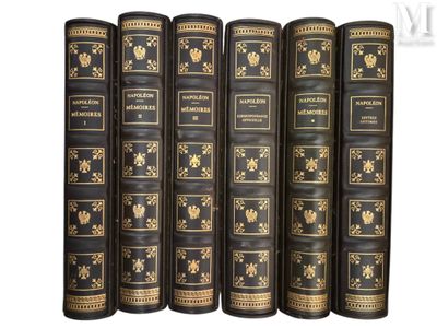 six livres anciens alignés sur un fond blanc