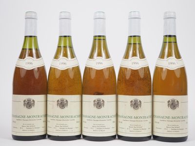 six bouteilles de vin sont alignées dans une rangée