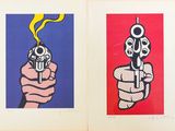 deux tableaux représentant des armes à feu sur un fond rouge, bleu et jaune