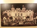 une photo d'un grand bâtiment avec une fontaine devant
