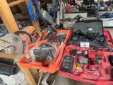 un grand nombre d'outils posés sur une table