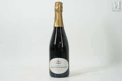 une bouteille de vin posée sur une table