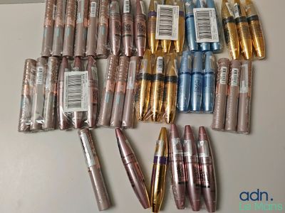 tout un tas de mascaras posés sur une table
