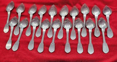 19 cuillères en étain L. 21 cm même modèle, 16 marquées LA P…