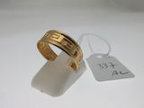 gros plan d'une bague en or portant une étiquette de prix