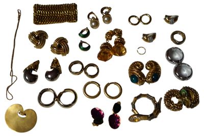de nombreux bijoux disposés sur une surface blanche