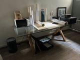 une table en verre avec un plateau en verre au milieu d'une pièce