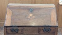 Bureau dit "dos d'âne" en bois naturel mouluré, le piètement… (photo 2)