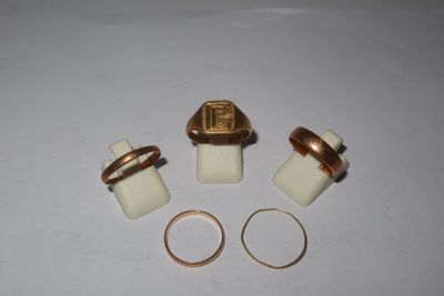 trois anneaux et un anneau sur un fond blanc