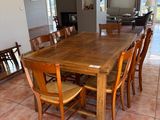 une table de salle à manger et des chaises au milieu de la pièce