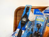 un plateau sur lequel sont posés plusieurs montres et d'autres objets