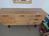 une commode en bois surmontée d'un miroir