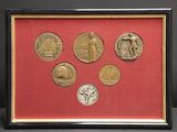 gros plan d'une photo d'une médaille d'or dans un cadre noir