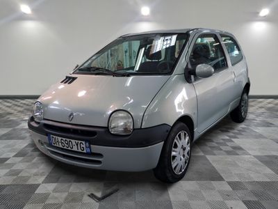 la photo d'une petite voiture argentée garée dans un garage