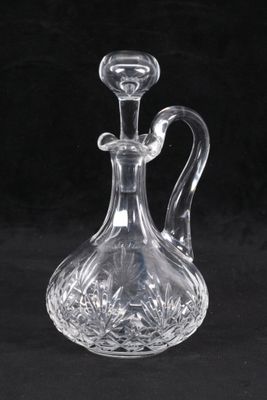 une image représentant une carafe en verre transparent sur fond noir