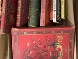 une boîte pleine de livres posée sur une table