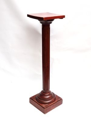 socle en bois avec un plateau carré sur fond blanc