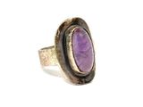 Gros plan sur une bague contenant une pierre violette