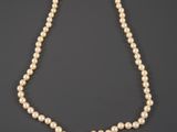 un collier de perles de culture et de diamants