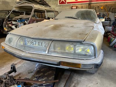 une voiture posée sur un pont élévateur dans un garage