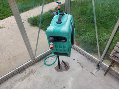 une machine verte qui trône dans un coin de la pièce