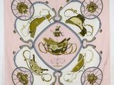 foulard en soie rose orné d'une image représentant un cheval et une calèche