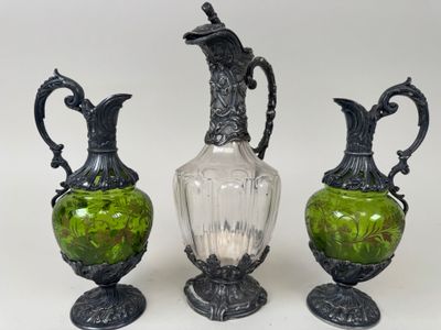 trois vases en verre vert posés les uns à côté des autres sur une table