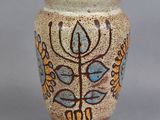 un vase orné d'un motif posé sur une table