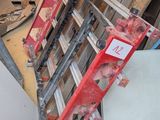 un tas d'échelles au milieu d'une pièce