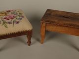 une paire de tabourets anciens en bois ornés de fleurs brodées