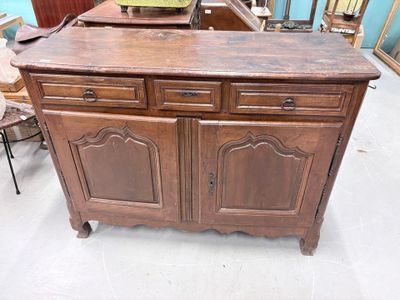 Buffet en noyer ouvrant par trois tiroirs en noyer et deux v… - Photo 1