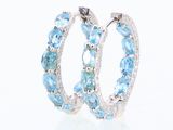 paire de boucles d'oreilles créoles en topaze bleue et topaze blanche