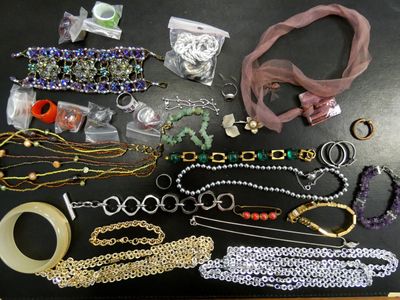plusieurs types de bijoux sur une table