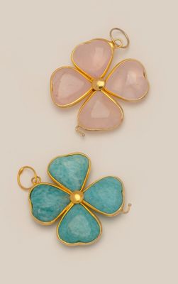 un lot de trois breloques en forme de fleur, en émail doré et turquoise